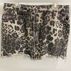 Bolte distressed full-zip cheetah print mini skirt 😍